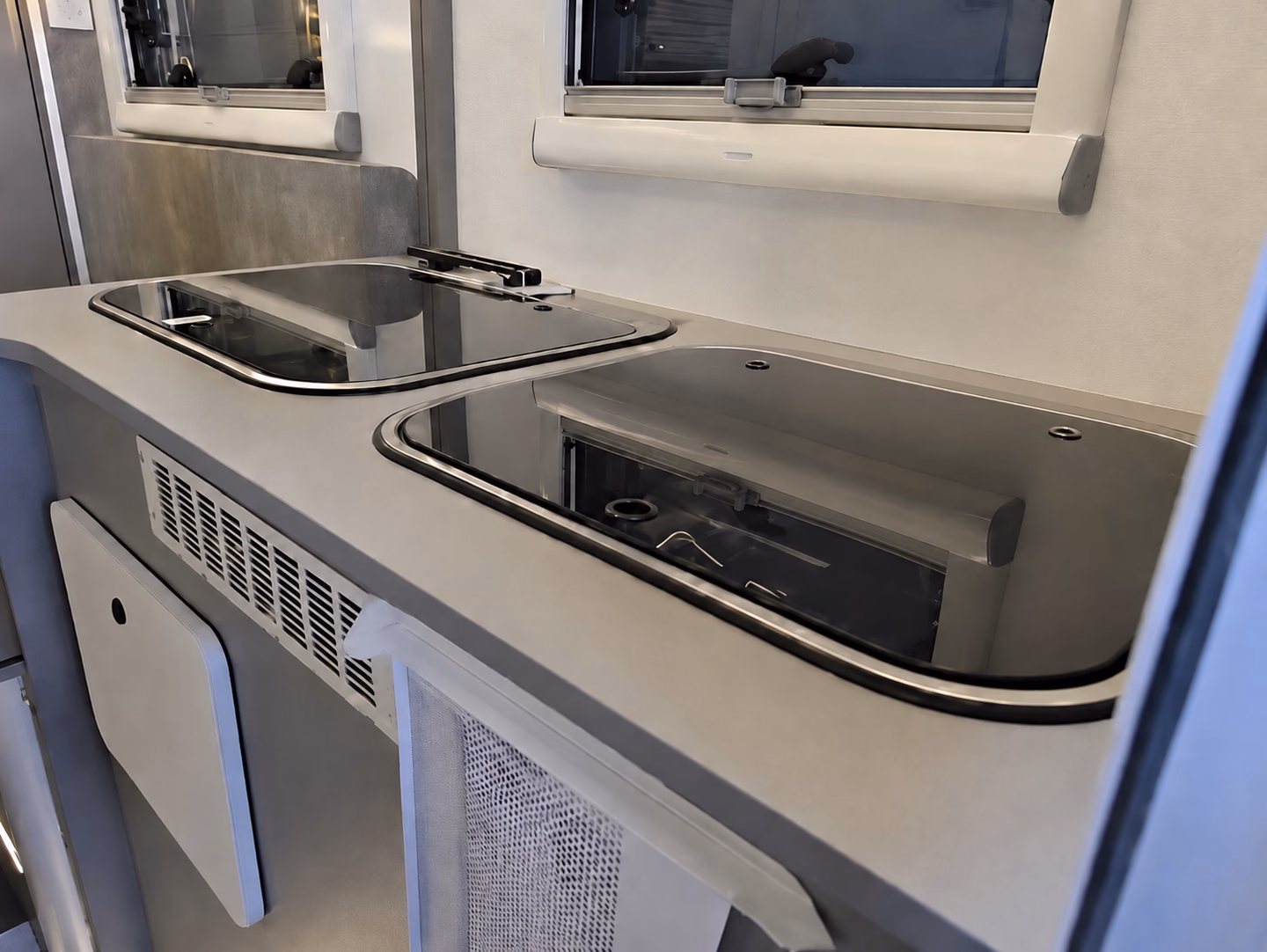 Integrated Kalowen kitchen with covered cooktop and sink